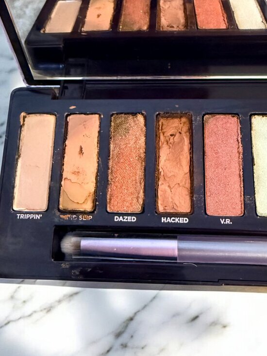 Urban Decay Ultraviolet Eyeshadow Palette - Picture 3 of 10